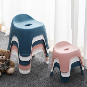 เก้าอี้พลาสติกแบบมีพนักพิงหนาสำหรับใช้ในบ้าน รูปทรงสี่เหลี่ยม น่ารัก สร้างสรรค์ สำหรับเด็ก ขนาดเล็ก สำหรับใช้ในห้องนั่งเล่น