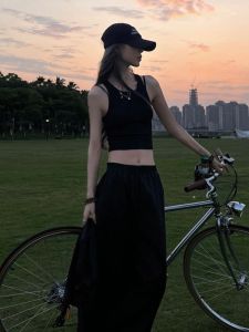 เสื้อกั๊กสั้นแขนกุดสีดำ ทรงเข้ารูป สำหรับผู้หญิง ฤดูร้อน 2025 เสื้อคลุมกันหนาวแบบลำลอง ใส่ได้หลากหลาย ปกปิดหน้าท้อง ทรงเข้ารูป