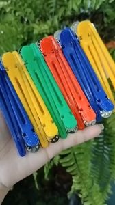 Kẹp mỏ vịt nhựa một chân inox dễ dàng ghim vào tóc khi sử dụng không bị tuột không bị đau.