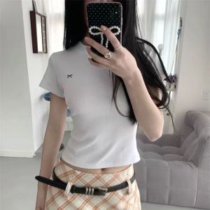 เสื้อทีเชิ้ตแขนสั้นไหล่ตรงติดโบว์ปักลายเรียบง่ายแมทช์ลุคง่ายเสื้อตัวในตัวสั้นรัดรูปแบบบางใส่ช่วงฤดูร้อนสำหรับผู้หญิง