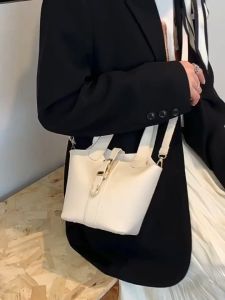 ฝูงมินิ 3 สี กระเป๋าสะพายข้างทรงถัง หน้าเข็มขัด มีหมุดรองฐาน