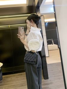 เสื้อเชิ้ตแขนสั้นผู้หญิง Leathercat ทรงหลวม สไตล์ฝรั่งเศส ดีไซน์หรูหรา คอกลม สีพื้น ฤดูร้อน 2024 เสื้อเชิ้ตคอวี