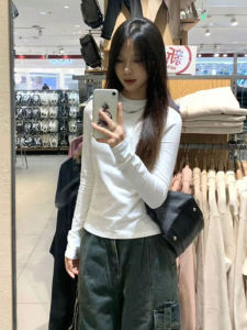 เสื้อยืดคอกลมแขนยาวทรงสลิมฟิตสำหรับผู้หญิง เสื้อชั้นในฤดูใบไม้ร่วงและฤดูหนาว เสื้อชั้นในแบบใหม่สีขาว ด้านนอกเป็นเส้นใยโพลีเอสเตอร์