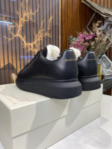 รองเท้าลำลองผู้หญิง Jimikong ฤดูหนาว 2024 รองเท้าสวมหนังวัวชั้นบน พื้นยาง ส้นกลาง สไตล์ลำลอง สีแดงสด