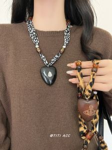 Retro Beauty Marked Leopard Print Scarf Necklace Womens 2025 New Heart Pendant Luxury Minimalist Design Sweater Chain