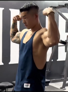 TOMATOPAPA เสื้อยืดทรงหลวมสไตล์อเมริกันสำหรับชาย ออกแบบมาให้โชว์กล้ามเนื้อและระบายอากาศได้ดี