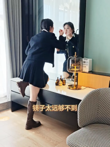 Gương trang điểm dạng cốc hút hai mặt một mặt có độ nét cao và một mặt phóng đại có thể tháo rời vệ sinh và tái sử dụng. Thiết kế gập gọn thích hợp sử dụng trong phòng tắm và phòng ngủ.