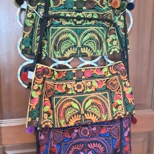 Wholesaler / Direct Local Supplier For Embroidery Sling Bags Bag 刺绣包包的批发商 / 本地直接供应商