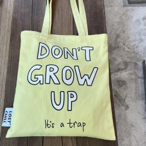 Original Graffiti ตัวอักษรขนาดใหญ่ผ้าใบกระเป๋า Dont Grow Up สีชมพูสีเหลือง Commuter ไหล่ Satchel เยาวชนแฟชั่น ซิป < Ne2> กระเป๋า