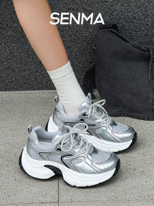 Senma ผู้หญิง รองเท้าพ่อ สีเงิน ก้นหนา เพิ่มความสูง ระบายอากาศได้ดี ตาข่าย ลำลอง รองเท้ากีฬา ฤดูใบไม้ร่วง 2024 New Style Cross สายคล้อง