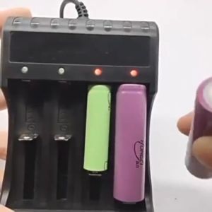 Sạc Pin Tự ngắt và có đèn báo khi đầy 4 Khe cao cấp dùng cho pin 18650 AA