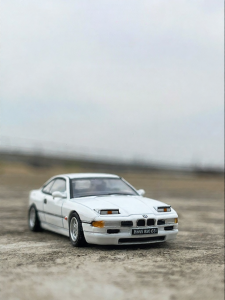Jumping Light Sliding BMW 850csi Alloy Car Model Toy 1/64