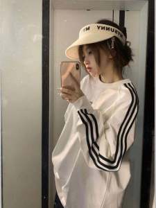 เสื้อฮู้ดคอกลมแขนยาวพิมพ์ลายตัวอักษรสำหรับผู้หญิง ทรงหลวม แฟชั่นฤดูใบไม้ร่วง/ฤดูหนาว เสื้อฮู้ดคอกลมแบบลำลองสำหรับคู่รัก