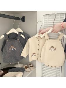 ชุดเดรสเด็กผู้หญิงสไตล์เกาหลีพร้อมเสื้อคาร์ดิแกนถักและกางเกงขายาวแบบสวมหัวสองชิ้นสำหรับฤดูใบไม้ผลิและฤดูใบไม้ร่วง