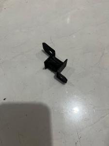 BRAKET GANTUNGAN FILTER UDARA BAGISN TENGAH MITSUBSHI PS 100/125/136 CANTER ORIGIN