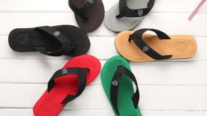 ฤดูร้อนรองเท้าแตะผู้ชายรองเท้าแตะรองเท้าแตะชายหาดลื่นสบายๆรองเท้าแบน2025รองเท้าแตะในร่มบ้านรองเท้าสำหรับผู้ชายกลางแจ้งสไลด์