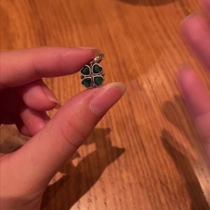 Mặt Dây Chuyền Charm Hình Cỏ Bốn Lá Màu Xanh Bạc 925 Sterling Phù Hợp Với Vòng Tay Chính Hãng Tự Làm Quà Tặng Nữ Kiểu Hoa Cổ Điển