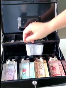 ลิ้นชักเก็บเงินกล่องเก็บเงินแบบพกพา ผู้ใช้งานอาจใช้เสริมจมูกกล่องใส่เงินแบบพกพา กรอบเหล็กดัด หรือใช้สำหรับการเก็บตังค์ Cash Box ที่เก็บตังค์ Cash Box ในร้านกรุงเทพ