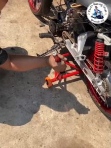 รถรูปลักษณ์สแตนยกรถเวฟดรีมสแตนยกรถเซงรถแข่งสนาม สแตนยกรถมอเตอร์ไซค์ รุ่นตั้งกลางแบบมีล้อ