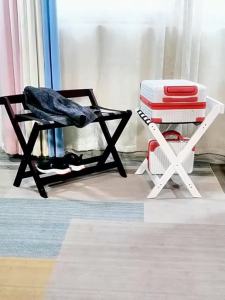HHUI7 Hotel Style Solid Wood Foldable Luggage Rack for Bedroom Modern Simple Design Wooden Stand Clothing Storage Organizer Q2508