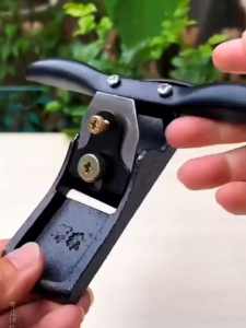 1pc Traditional Handheld Woodworking Double Wire Planer Adjustable Straight Edge Hand Push Router Carpenters Birdcage Knife with Spare Blade Metal Manual Tool for Home Renovation