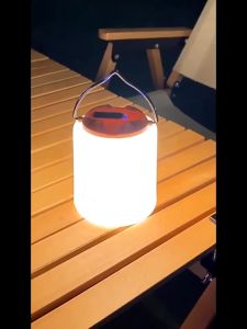 สีขาวอบอุ่นโคม ไฟโคมไฟแคมป์ปิ้ง ไฟแคมป์ปิ้ง 20ชั่วโมง ย้อนยุค 2400mAh Type-C โคมไฟ LED แบบพกพา กันน้ำ ชาร์จไฟได้ หรี่แสงได้3ระดับ สําหรับตั้งแคมป์ เดินป่า