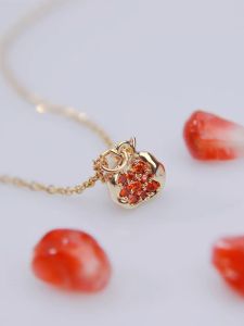 18K Gold Plated Red Pomegranate Necklace Original Design Luxury Vintage Clavicle Chain Womens New Year Gift Fashion Jewelry
