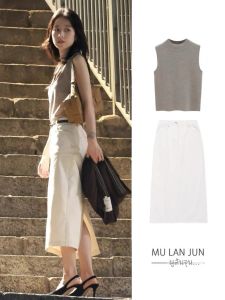 กระโปรงยีนส์สั้นเอวสูงทรงเอสีขาวสไตล์เกาหลีสำหรับผู้หญิง ฤดูใบไม้ร่วงปี 2024 กระโปรงทรงเอทรงตรงยาวปานกลาง