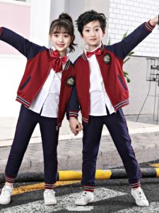 ชุดนักเรียนสีแดงสำหรับเด็กอนุบาลและประถมศึกษา ชุดสองชิ้นแบบสบาย ๆ ผลิตจากผ้าฝ้ายผสมโพลีเอสเตอร์ ชุดฤดูใบไม้ผลิและฤดูใบไม้ร่วง