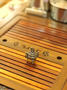 Lư hương đồng mini đốt trầm họa tiết kỳ lân – vật phẩm trưng bày phong thủy