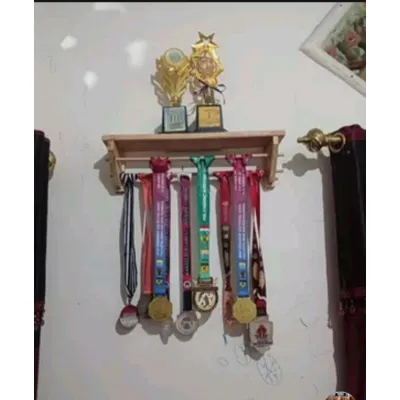 Rak Piala dan Gantungan Medali