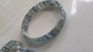 Vòng tay nữ đá Kyanite Bản tự nhiên Xanh nhẹ đẹp size chuỗi bản Ni 53mm x cao 10mm dầy 3mm màu xanh kyanite nước ngọt ngào nữ mệnh thủy mệnh mộc có 980k/1 chiếc ạ