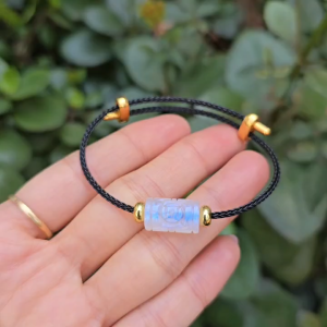Q2347 Vòng lu thống dáng trúc khắc kim tiền đá Mặt Trăng Moonstone trắng ánh xanh dây cáp Kim và Thuỷ - Phong Thuỷ TUDO P