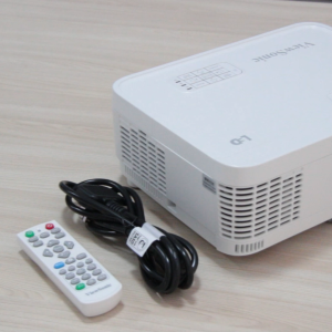 Viewsonic LS560WE Short Throw Laser Projector โปรเจคเตอร์ เครื่องฉาย 3200 Ansi Lumens WXGA (HD 16:10 ฉายใกล้ เงาไม่บังจอ สำหรับห้องเรียน/ประชุม/ออฟฟิศ อายุยาว 30000 ชม. ใช้งานได้นาน ออกใบกำกับภาษีได้ ประกันศูนย์ 3 ปี)