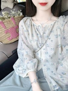 เสื้อเชิ้ตผ้าชีฟองลายดอกไม้สไตล์ฝรั่งเศสสำหรับผู้หญิง ฤดูร้อน 2025 ดีไซน์ใหม่ หลวมๆ ยาวคลุมไหล่ สไตล์หวานๆ