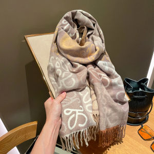 ผ้าพันคอไหมสีทองระดับไฮเอนด์สำหรับผู้หญิงในช่วงฤดูหนาว ผ้าคลุมไหล่ลายสก็อตแบบหนาและอบอุ่นสไตล์เกาหลี ผ้าไหมพรมคอสำหรับฤดูหนาว