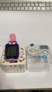 Đồng Hồ Định Vị Trẻ Em Q12 Chống Nước Gọi 2 Chiều Video Call SOS Khẩn Cấp – Theo Dõi Vị Trí Qua App – Màn Hình Cảm Ứng – An Toàn Cho Bé – Kết Nối 4G – Camera Selfie – Pin Lâu