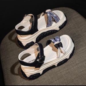 Đế mềm da mũi dày với 5cm tăng trong xăng đan đế xuồng của phụ nữ 2023 Dép khoá gài đính kim cương giả mới giản dị