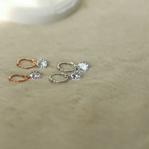 [ร้านข้าวสารหมี] ไม่ต้องถอดต่างหูหนีบขนาดเล็กเพทายประกายเพชรเม็ดเดี่ยวเรียบง่ายประณีตสไตล์เกาหลีสำหรับการนอนหลับ