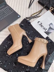 เรียบหรู รองเท้าบูทสั้น ผู้หญิง รองเท้าส้นสูงอย่างดี หนัง หัวแหลม สีดำ หัวเข็มขัดโลหะ ฤดูหนาว รองเท้าบูทแฟชั่นแพลตฟอร์มกันน้ํา