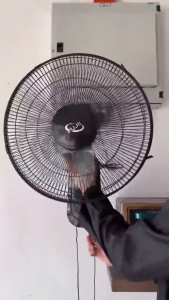 【2026 New】solar wall fan 16 17 18 Inch solar electric fan with pannel rechargeabl 5 blades black fans Desk Fan and Wall Fan 2 LED lights outdoorwaterproof IP67 ample power Strong wind force No noise long service life Used for living room