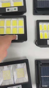 [พร้อมส่ง] โคมไฟโซล่าเซลล์ LED ไฟเซ็นเซอร์ ไฟติดผนังกันน้ำฝน ติดตั้งง่าย ไม่ต้องเดินสายไฟ ทิตย์แบตทนทาน