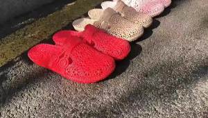 Sandal dan Selipar Wanita Lubang Baotou Musim Panas Baru Tapak Rata Fesyen Pakaian Luar Ringan Berongga Borong Pasar Raya Pelajar