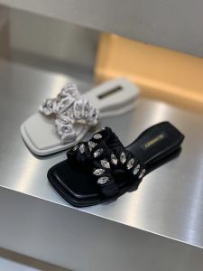 Fashionable Flat Bottom Diamond Embellished Open-Toe Womens Slippers Summer 2024 Trendy Street Style Versatile Slip-On Sandals