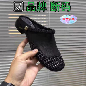 รองเท้าแตะผู้หญิงหนังแท้ปักลายตาข่ายแบบสวมครึ่งนิ้ว พื้นแบน รองเท้าแตะแบบสวมครึ่งนิ้ว ฤดูร้อน 2025 ทรงปากกลม ส้นสูงปานกลาง