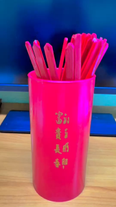 ไม้ติ้วเขย่าเซียมซี กระบอกใหญ่ 290 บาท ความยาวของไม้ 25 cm. เลี่ยงเชียง