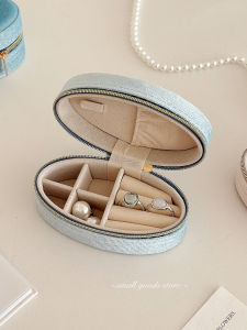 กล่องเก็บเครื่องประดับแบบพกพาขนาดเล็กพร้อมชั้นวางจัดระเบียบแบบแยกชิ้นส่วนสำหรับต่างหูแหวน ผ้ากำมะหยี่ สไตล์ยุโรป