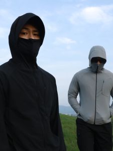 เสื้อแจ็คเก็ตกันฝนกันแดดกันลมทรงหลวมสำหรับผู้ชายในช่วงฤดูร้อนปี 2024 ผ้าฝ้ายผสมโพลีเอสเตอร์ ปกโปโล แขนยาว ปกปิดคอ