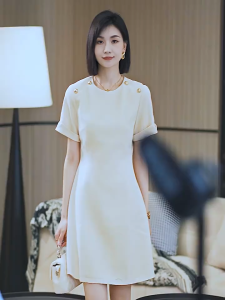 ĐẦM SUÔNG CHỮ A THANH LỊCH CỔ TRÒN TAY NGẮN PHỐI CÚC VÀNG