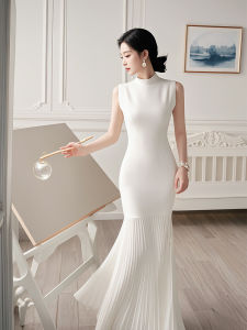 ชุดเดรสสีขาวสไตล์ฝรั่งเศสสำหรับใส่ไปทำงานในช่วงฤดูร้อนปี 2025 สำหรับผู้หญิง ชุดเดรสยาวคลุมเข่าแขนกุดเอวสูง